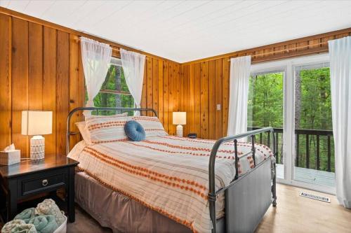 a bedroom with a bed and a window at The Gingerbread House: 4 BR chalet, w/ Sunroom/Deck, sleeps 12, modern amenities in McGaheysville