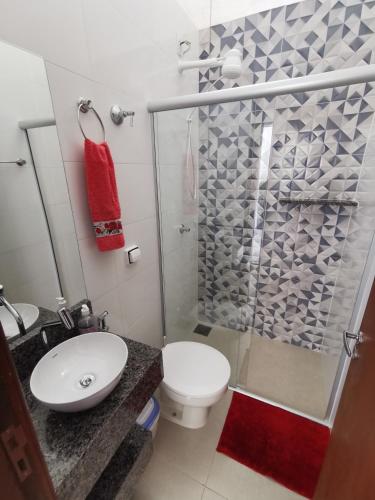 a bathroom with a shower and a toilet and a sink at Casa do Diogo in Capitólio