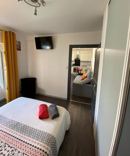 une petite chambre avec un lit et un miroir dans l'établissement Résidence Pierre François, à La Roche-sur-Yon