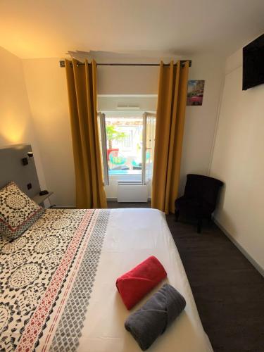 une chambre avec un lit avec deux oreillers dessus dans l'établissement Résidence Pierre François, à La Roche-sur-Yon