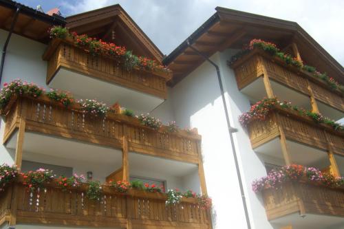 a building with flower boxes on the balconies at Gasthaus Jaufenblick in San Martino