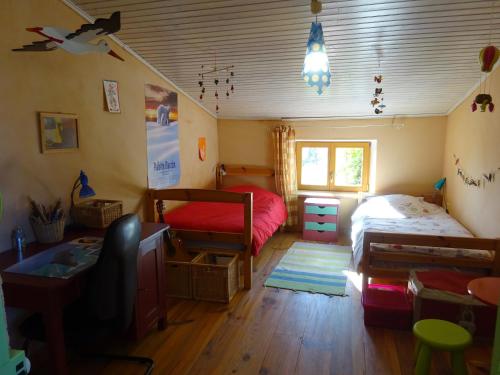 ein kleines Schlafzimmer mit 2 Betten und einem Schreibtisch in der Unterkunft Maison de charme à Saoû, avec beau jardin au calme in Saou