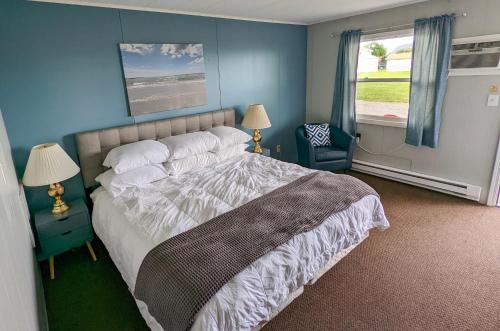 מיטה או מיטות בחדר ב-Huron Inn