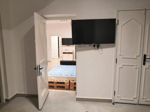 une chambre avec une porte ouverte et un lit dans l'établissement The Blue Gate 6, à Mascate