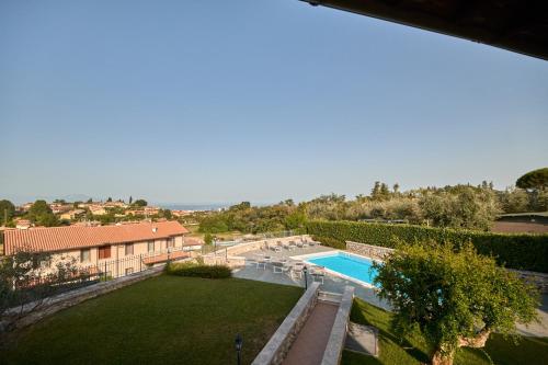 an aerial view of a house with a swimming pool at Villa Ardea in Soiano del Lago