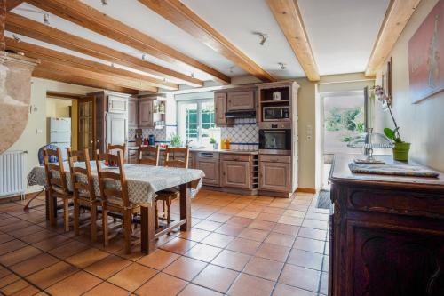 une cuisine avec une table et des chaises dans une pièce dans l'établissement Villa Carpe Diem, à Méréville