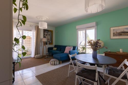 un salon avec une table et un canapé dans l'établissement Le Roof Top - Centre ville - Double garage - 6 pers, au Mans