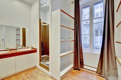 une salle de bain avec un lavabo et une douche dans l'établissement L'Impérial - Luxeux appartement dans le Triangle d'Or, à Bordeaux