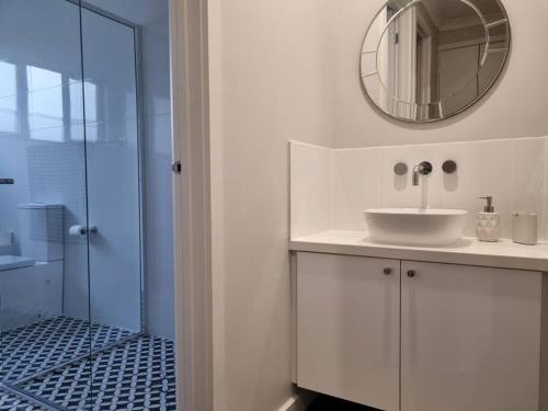 Bilik mandi di New modern 3 bedroom apartment in St Kilda East