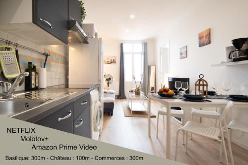 une cuisine avec un évier et un comptoir dans l'établissement Private Independant flat - Lourdes city center - 2 Balconies, à Lourdes