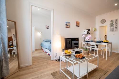 un salon avec une table et une chambre dans l'établissement Private Independant flat - Lourdes city center - 2 Balconies, à Lourdes