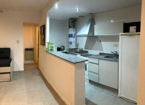 - une cuisine avec des appareils électroménagers blancs et un comptoir dans l'établissement Departamento Godoy Cruz Mendoza, à Godoy Cruz