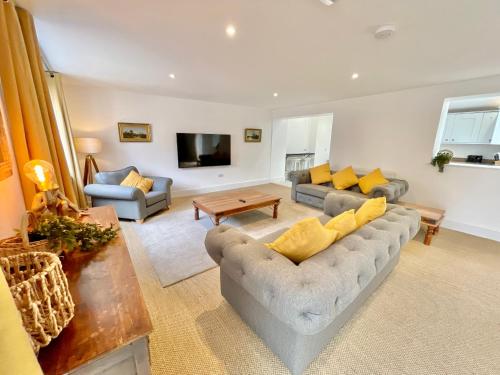 Un televizor și/sau centru de divertisment la Rye Court Cottage - Stunning cottage in central Helmsley with parking