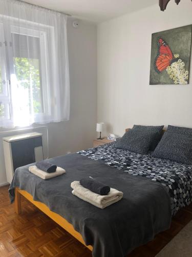 Posteľ alebo postele v izbe v ubytovaní Karman Apartman - 2 bedroom entire flat in the center