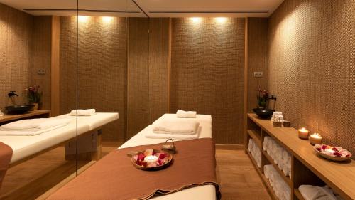 a bathroom with two beds and two sinks and candles at Hotel Casa Sagnier in Barcelona