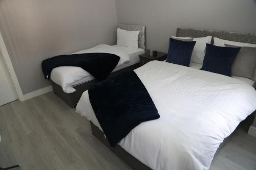 Homely 1-Bed Apartment in Birmingham tesisinde bir odada yatak veya yataklar