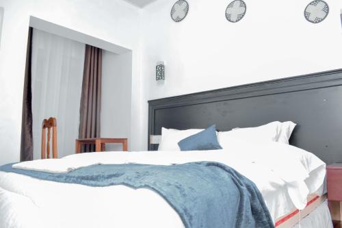Katil atau katil-katil dalam bilik di INZOZI AFRICA HOUSE B&B-Gishushu