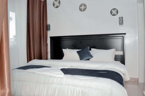 Katil atau katil-katil dalam bilik di INZOZI AFRICA HOUSE B&B-Gishushu