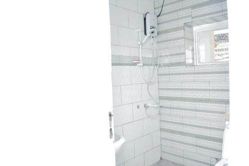 Bilik mandi di INZOZI AFRICA HOUSE B&B-Gishushu