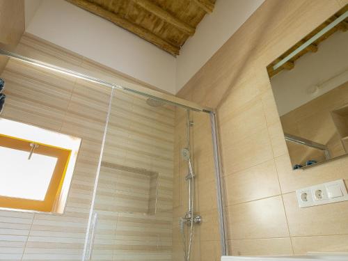 eine Dusche mit Glastür im Badezimmer in der Unterkunft Calle Pintado 21 Bajo in Estepona