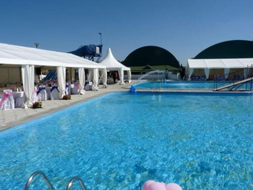 בריכת השחייה שנמצאת ב-Hotel Vetrenjača או באזור