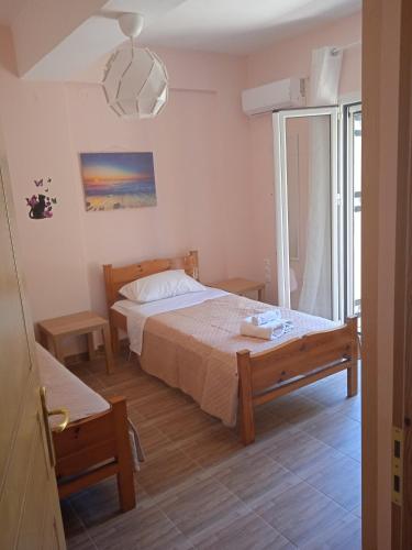 a bedroom with a bed and a window at Ligeris house 1 in Agioi Deka in Áyioi Dhéka