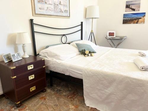 Ένα ή περισσότερα κρεβάτια σε δωμάτιο στο FREE PARKING Comfortable Apartment in the Historic Village of Suvereto with garden