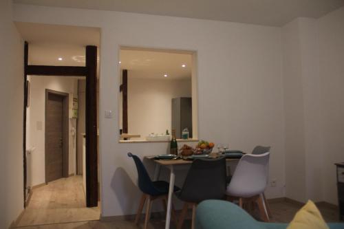 une cuisine et une salle à manger avec une table et des chaises dans l'établissement NEW Le Cocon Des Humanistes, à Sélestat