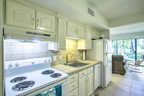 Η κουζίνα ή μικρή κουζίνα στο Walden Golf Course Condo Near Lake Conroe!
