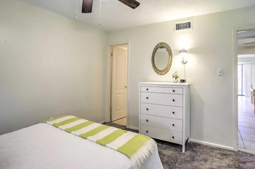 Ένα ή περισσότερα κρεβάτια σε δωμάτιο στο Walden Golf Course Condo Near Lake Conroe!