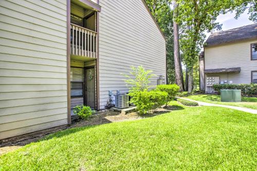 Κήπος έξω από το Walden Golf Course Condo Near Lake Conroe!