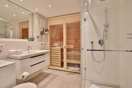a bathroom with a shower and a sink at Appartementhaus Pönitzer Chaussee Auszeit Appartement Nr 7 in Scharbeutz