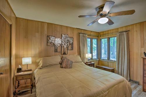 Giường trong phòng chung tại Lakefront New Auburn Apt with Sauna and Sun Porch