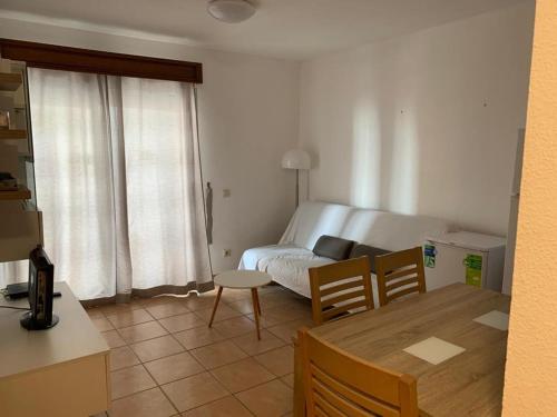Posteľ alebo postele v izbe v ubytovaní SERVICE APART LAZARO - Apartamentos Aguamarina 42