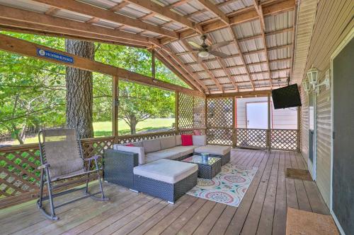 Gallery image of Noteworthy Cabin Grill, Walk to Beaver Lake! in Rogers