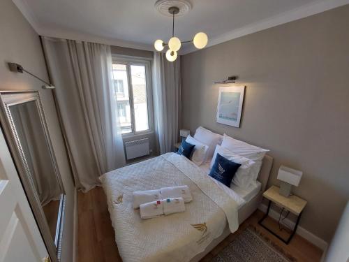 Tempat tidur dalam kamar di Saint Raphael's apartment, classé 3 étoiles