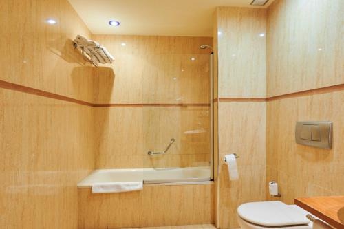 a bathroom with a shower with a toilet and a tub at Ramblas Vendrell in El Vendrell