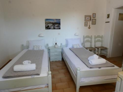 a bedroom with two beds with towels on them at Το Κατἑ in Artemonas
