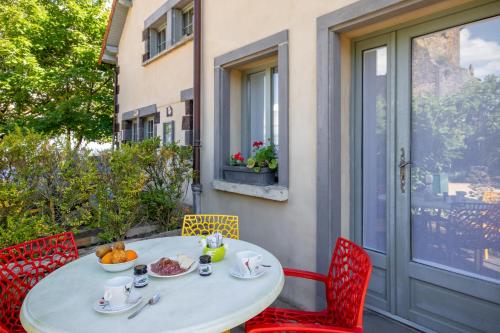 - une table et des chaises sur un balcon avec de la nourriture dans l'établissement Le Gite de Tournoel, à Volvic