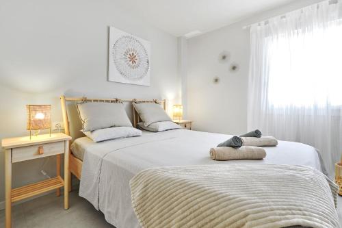 een witte slaapkamer met 2 bedden en een raam bij Apartment Lemon Tree in San Pedro del Pinatar