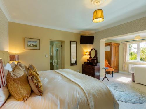 een slaapkamer met een groot wit bed en een raam bij Newtown Farm Country House in Ardmore