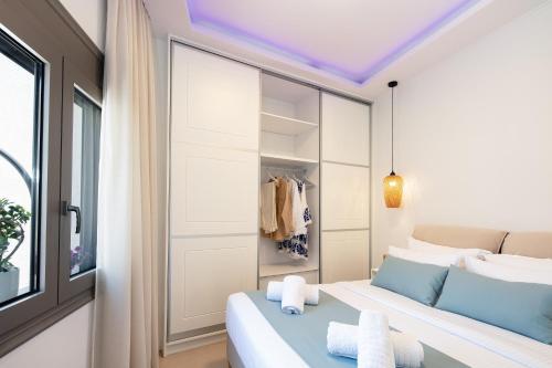 A seating area at Petrino Two-Bedroom House in Mirthios