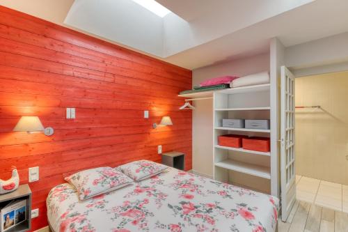 Двухъярусная кровать или двухъярусные кровати в номере Le Gîte les Châtaignes