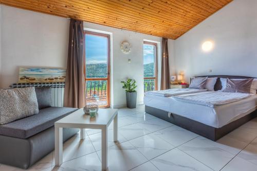 Katil atau katil-katil dalam bilik di AS Apartments with swimming pool and a large yard
