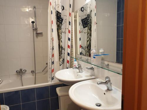 ein Bad mit 2 Waschbecken und einer Dusche in der Unterkunft Apartment Laguna 70 in Izola