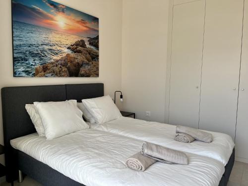 sypialnia z łóżkiem i dwoma ręcznikami na nim w obiekcie Holiday Apartment Lotus 45 La Cala w mieście La Cala de Mijas