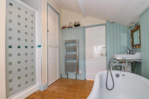 Ванная комната в 1 Dormer Villas