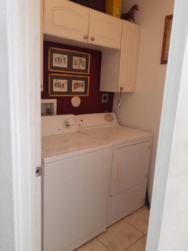 a laundry room with a washer and dryer at Baynefamilyflorida. in Fort Lauderdale