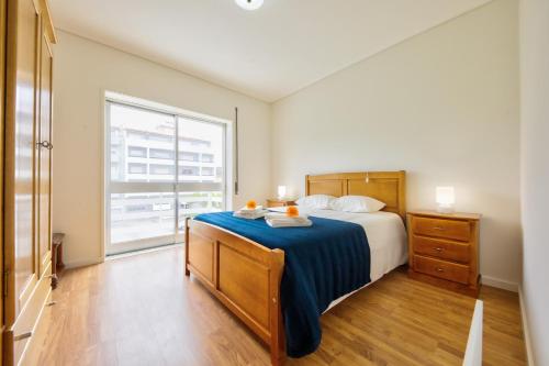 Ένα ή περισσότερα κρεβάτια σε δωμάτιο στο CASA DUNAS -BARRA - T2 na Praia da Barra