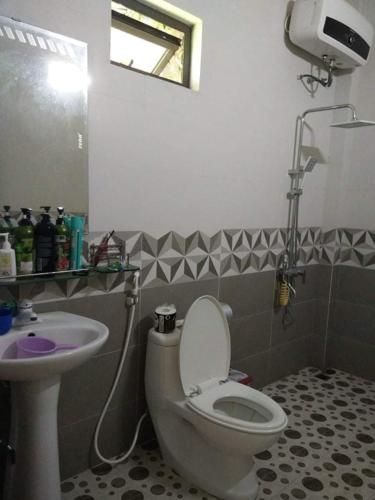 a bathroom with a toilet and a sink at Rustic Homestay - Phòng nghỉ giá rẻ in Hai Phong